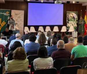 Carlos Gómez conduce un evento y ofrece servicios de periodista freelance en Andalucía