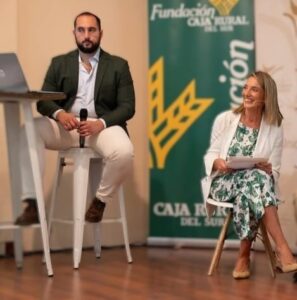 Carlos Gómez, presentando un evento, ofrece servicios de periodista freelance en Córdoba