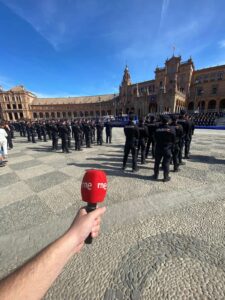 Comunicador profesional independiente en el día de la Policía Nacional