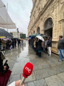 Profesional de la comunicación de Córdoba en el minuto de silencio por la Dana