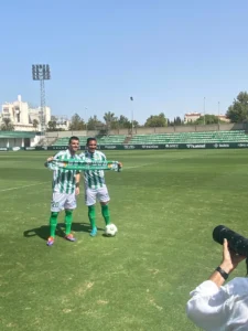 Presentación de nuevos fichajes del Real Betis, cubierta por comunicador independiente de Andalucía